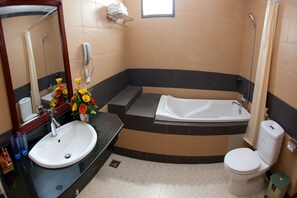 Deluxe-Doppelzimmer | Badezimmer | Duschwanne, Komfortbadewanne, Regendusche, kostenlose Toilettenartikel