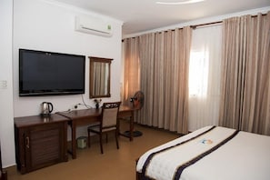 Deluxe Double Room | In-room safe, desk, free WiFi, bed sheets