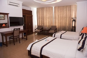Chambre familiale, 2 lits doubles, vue sur la plage (Deluxe) | Coffre-fort, bureau, accès au Wi-Fi (inclus), literie fournie