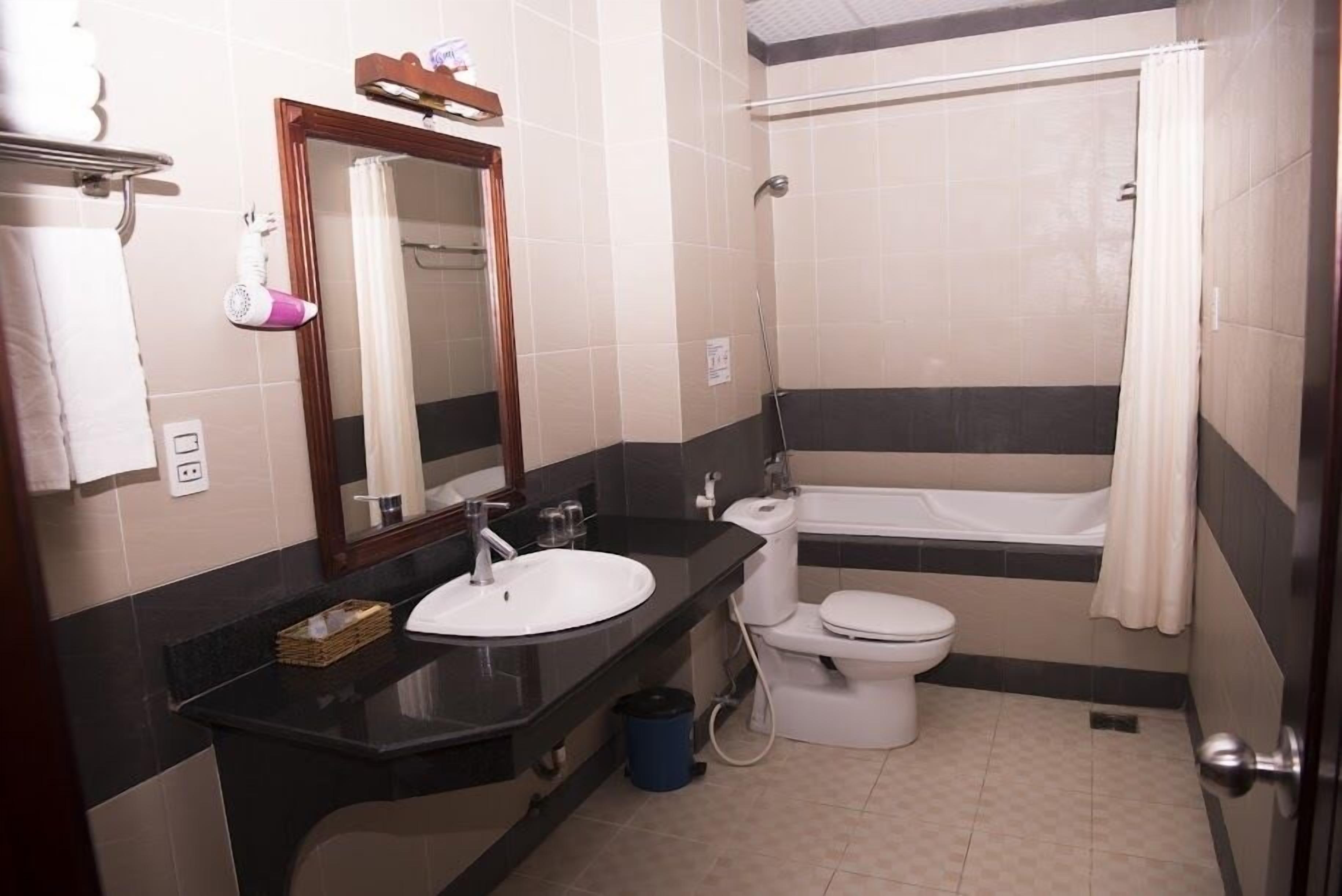 family room, connecting rooms | bathroom | combined shower/bathtub, deep-soaking bathtub, free toiletries