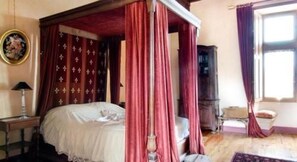 Quarto casal luxo | Roupas de cama premium, escrivaninha, camas extras/dobráveis (sobretaxa)
