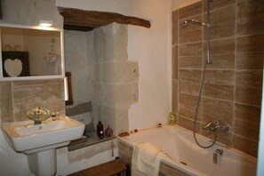 Quarto triplo luxo (Donjon) | Banheiro | Produtos de toalete grátis, secador de cabelo, toalhas de banho