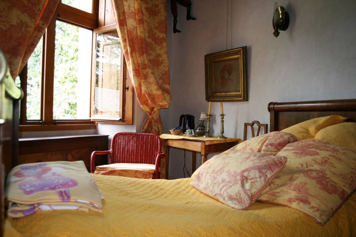 Quarto solteiro luxo (Rempart) | Roupas de cama premium, escrivaninha, camas extras/dobráveis (sobretaxa)