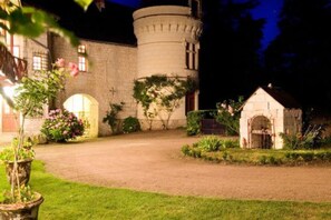 Fachada da propriedade à noite