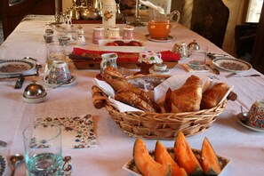 Café da manhã com buffet grátis todos os dias