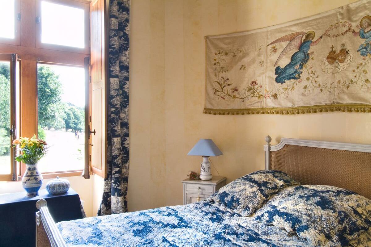 Quarto casal luxo (Tour) | Roupas de cama premium, escrivaninha, camas extras/dobráveis (sobretaxa)