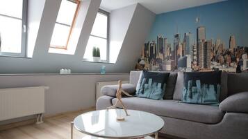 Suite Studio Ville | Salle de séjour | Télévision à écran plat