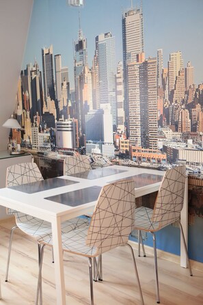 City-Studiosuite | Essbereich im Zimmer