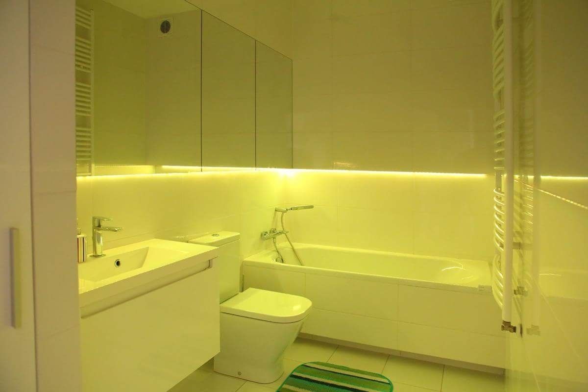 City-Studiosuite | Badezimmer | Badewanne, kostenlose Toilettenartikel, Haartrockner, Handtücher