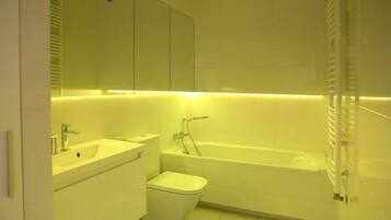 Suite Studio Ville | Salle de bain | Baignoire, articles de toilette gratuits, sĂšche-cheveux
