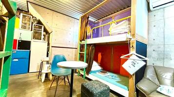 Decoración personalizada, muebles diferentes y wifi gratis