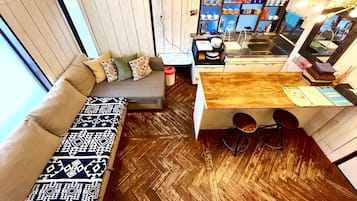 Decoración personalizada, muebles diferentes y wifi gratis