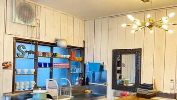Decoración personalizada, muebles diferentes y wifi gratis
