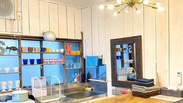 Decoración personalizada, muebles diferentes y wifi gratis