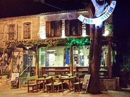 Fachada de la propiedad por la tarde o noche