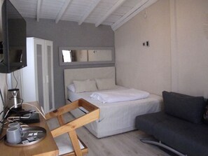 Premium bedding, in-room safe, desk, free WiFi