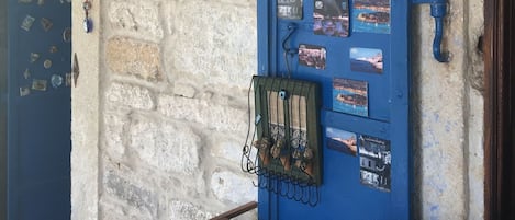 Eine blaue Tür mit verschiedenen Fotos und einem Schlüsselanhänger.