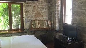 Phòng Suite, quang cảnh biển | Bộ đồ giường cao cấp, két bảo mật tại phòng, bàn 