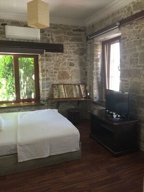 Suite, vue mer | Literie de qualité supérieure, coffres-forts dans les chambres, bureau