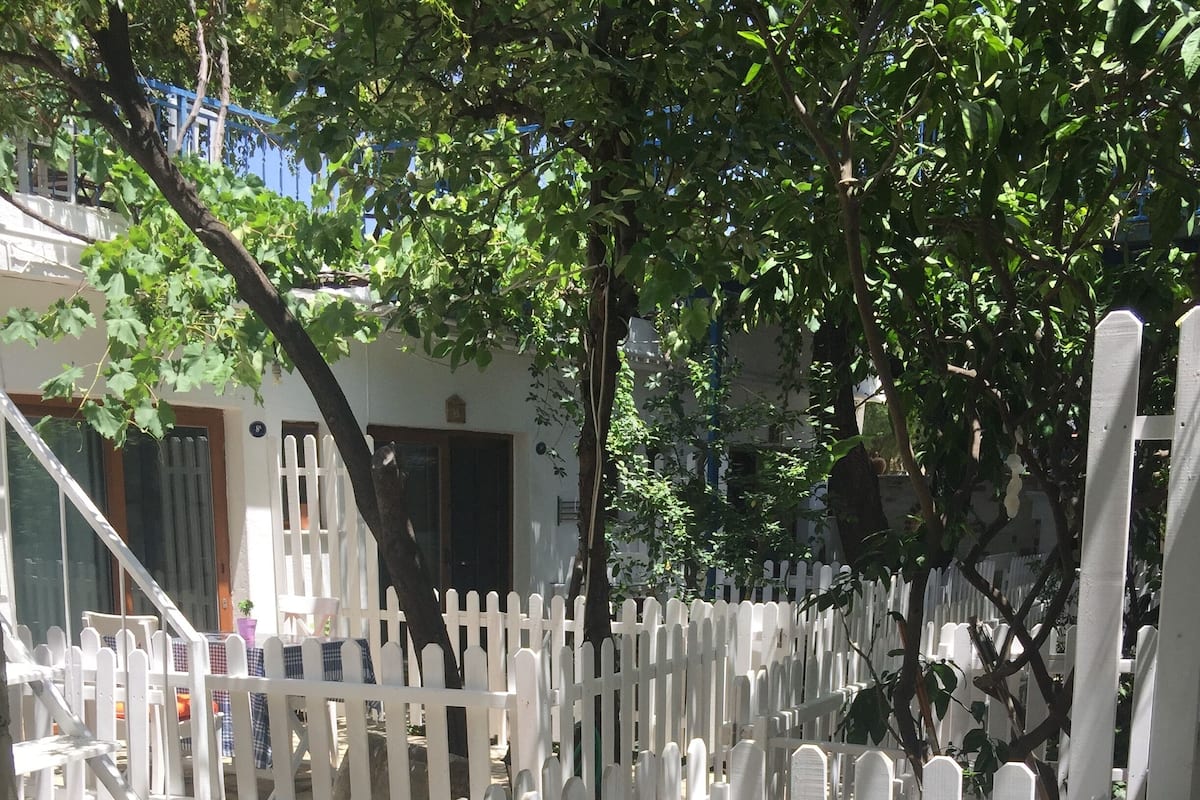Ropa de cama de alta calidad y caja de seguridad en la habitación