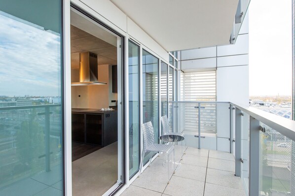 International Fair VII | Balkon