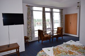 Lake Facing Deluxe Room | Free WiFi - Hotel Duke (Srinagar)