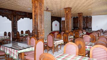 Breakfast, lunch, dinner served; international cuisine