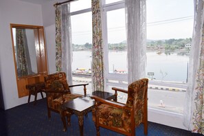 Lake Facing Deluxe Room | วิวจากห้องพัก