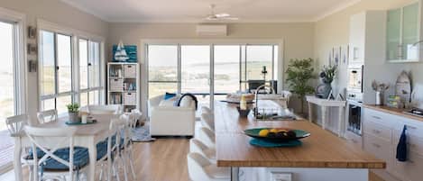 House, 5 Bedrooms | In-room dining