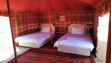 خزنة داخل الغرفة ومكتب ومساحة عمل للكمبيوتر المحمول