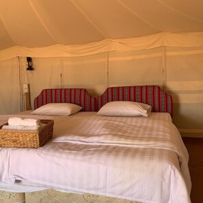 客房内保险箱、办公桌、笔记本电脑工作区