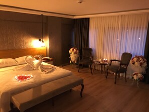 Ropa de cama de alta calidad, minibar y escritorio 