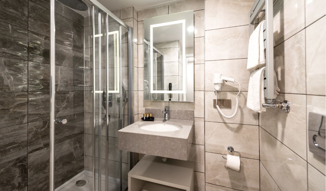 shower, free toiletries, towels