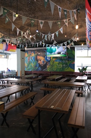 Se sirven almuerzos y cenas, mariscos
