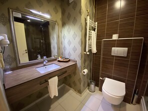 Phòng đôi hoặc 2 giường đơn Tiêu chuẩn | Phòng tắm | Buồng tắm vòi sen, đồ dùng nhà tắm miễn phí, máy sấy tóc