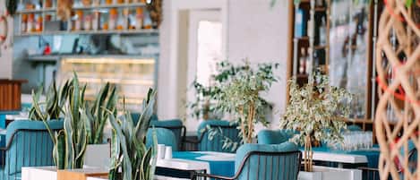 Lunch and dinner served, seafood