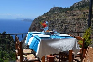 Se sirven desayunos, comidas, cenas y cocina turca 