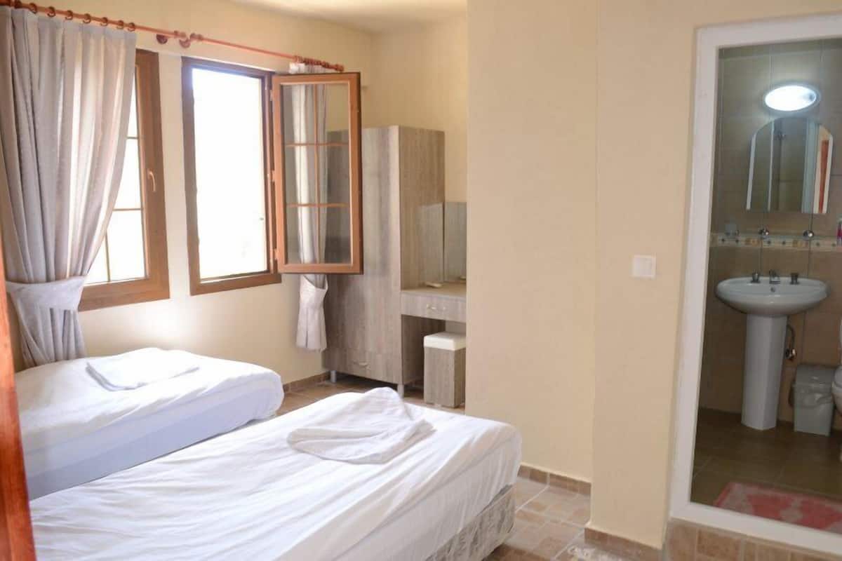 Standard Double or Twin Room | Living area