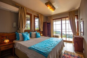 Habitación doble Deluxe, 1 cama matrimonial, vista al mar | Ropa de cama de alta calidad y caja de seguridad en la habitación 