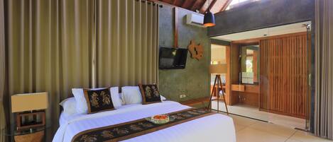 Deluxe Villa, 1 Katil Ratu (Queen), Private Pool | Peralatan tempat tidur premium, meja, seterika/papan seterika