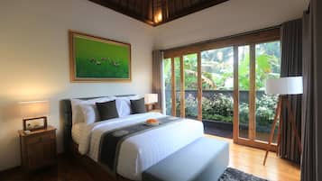 Premium bedding, desk, iron/ironing board, free WiFi
