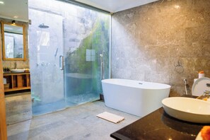 Villa, 2 Schlafzimmer, eigener Pool | Badezimmer | Badewanne und Dusche (separat), kostenlose Toilettenartikel