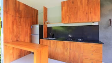 Superior villa, 1 slaapkamer, privézwembad | Privékitchenette | Een koelkast met diepvriezer, een kookplaat