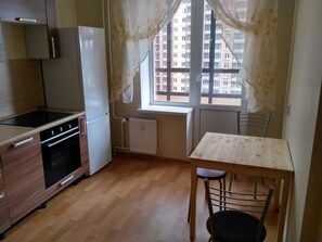 Apartment on Oblastnaya St, 1 | Private kitchen | Full-size fridge, oven, stovetop, electric kettle - Apart-Hotel on Leningradskaya 5 (Zanevskoe)