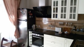 Apartment on Leningradskaya St, 3 | Private kitchen | Full-size fridge, oven, stovetop, electric kettle - Apart-Hotel on Leningradskaya 5 (Zanevskoe)