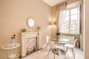 Departamento de lujo, 2 habitaciones, vista a la ciudad | Servicio a la habitación