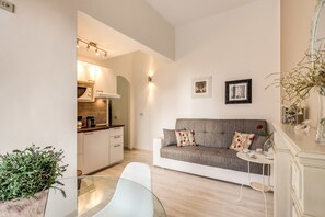 Apartamento superluxo, 2 quartos, vista para a cidade | Área de estar | TV de tela plana