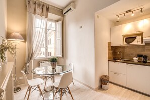 تناول الطعام داخل الغرفة