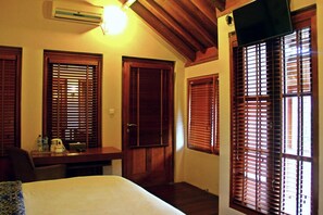 Escritorio, wifi gratis, ropa de cama