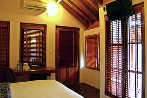 Escritorio, wifi gratis, ropa de cama